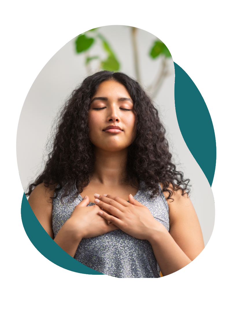 Menina com a mão no coração representando conexão interior