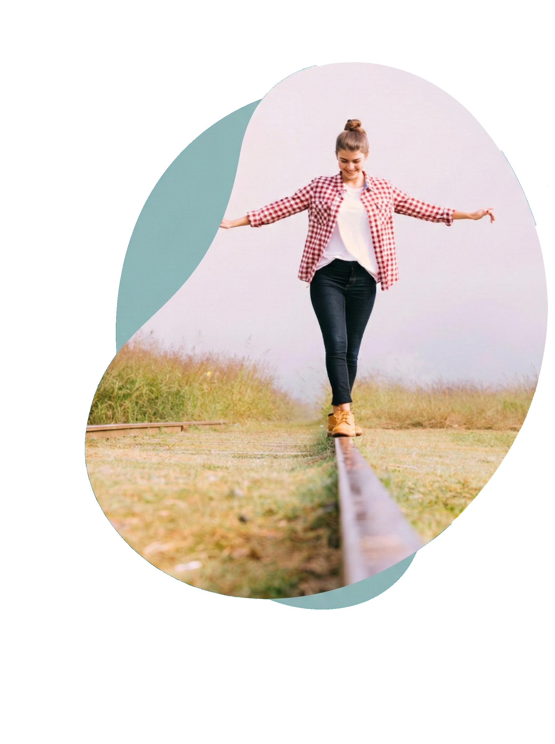 Mulher caminhando no trilho representando jornada pessoal